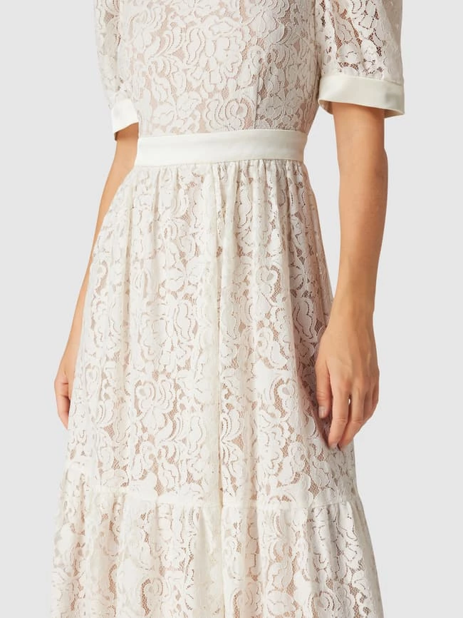 Swing Kurzärmeliges Cocktailkleid Mit Floralen Stickereien - Offwhite 3 Swing Kurzärmeliges Cocktailkleid Mit Floralen Stickereien - Offwhite – Bild 3