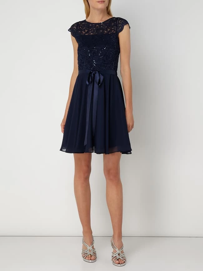 Swing Cocktailkleid Aus Floraler Spitze Und Chiffon - Marineblau 1 Swing Cocktailkleid Aus Floraler Spitze Und Chiffon - Marineblau