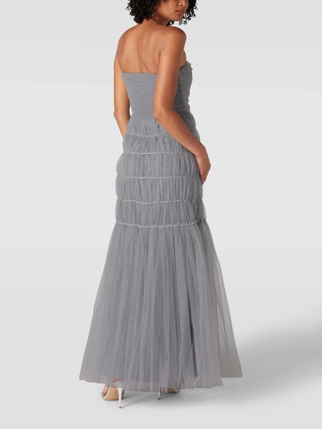 LACE & BEADS Trägerloses Abendkleid Mit Smok-Details - Graphit 5 LACE & BEADS Trägerloses Abendkleid Mit Smok-Details - Graphit – Bild 5