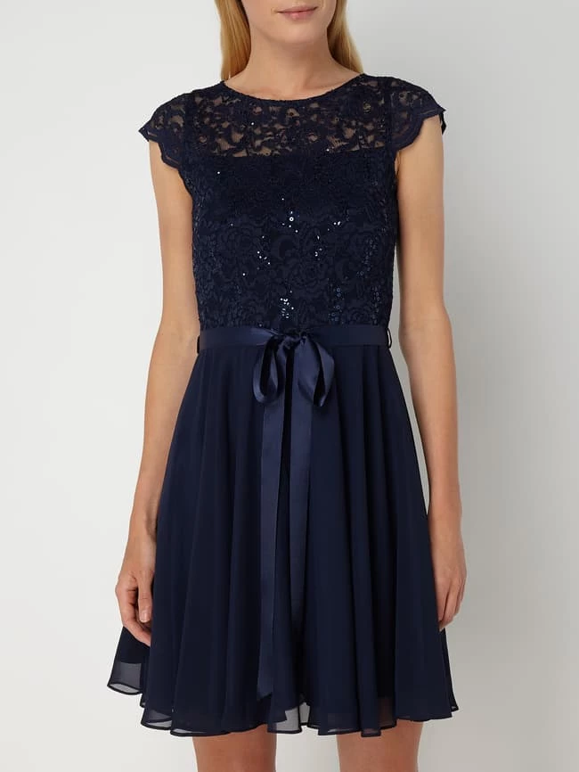 Swing Cocktailkleid Aus Floraler Spitze Und Chiffon - Marineblau 4 Swing Cocktailkleid Aus Floraler Spitze Und Chiffon - Marineblau – Bild 4