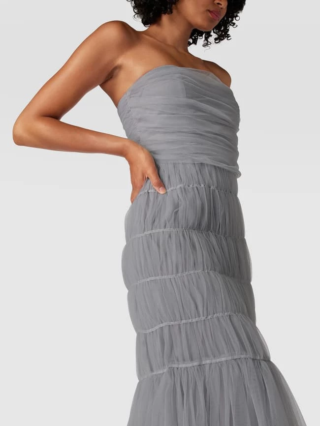 LACE & BEADS Trägerloses Abendkleid Mit Smok-Details - Graphit 3 LACE & BEADS Trägerloses Abendkleid Mit Smok-Details - Graphit – Bild 3